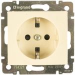Одноместная розетка с заземлением и с защитными шторками, крем Legrand Valena 774321 (артикул 15142513) – фото 1