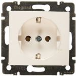 Одноместная розетка Legrand Valena 774420 с/з, белая (артикул 15142410) – фото 1