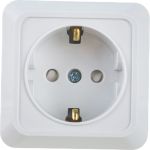 Одинарная розетка IN HOME с заземлением, со шторками BOLLETO белая накладная 7028х 4690612000954 (артикул 15918681) – фото 1