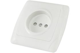 Розетка с защитными шторками, белая 2П 10А 250В TDM Онега SQ1805-0010 (артикул 15516506) – фото 1