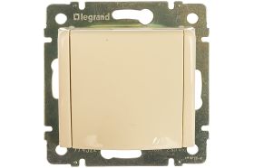 Одноместная розетка Legrand, Valena с крышкой и заземлением, крем 774322 695614 (артикул 15142514) – фото 1