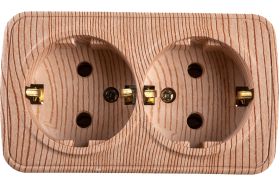 Розетка Intro Polo 3-204-11 с заземлением двойная 2x2P+E Schuko, 16A-250В, IP20, открытая установка, сосна, Б0053578 (артикул 20772801) – фото 1