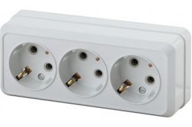 Розетка Intro Quadro 2-206-01 с заземлением трехместная 3x2P+E, 16А-250В, IP20, открытая установка, белый, Б0053819 (артикул 20773407) – фото 1
