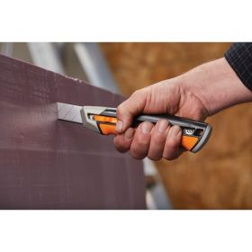 Строительный нож с выдвижным сменным лезвием Fiskars 25мм CarbonMax 1027228 (артикул 16494269) – фото 10