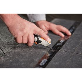 Строительный нож с фиксированным сменным лезвием Fiskars CarbonMax 1027222 (артикул 16493949) – фото 8