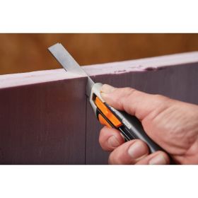 Строительный нож с выдвижным сменным лезвием Fiskars 18мм CarbonMax 1027227 (артикул 16494245) – фото 3