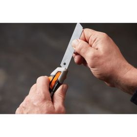 Строительный нож с выдвижным сменным лезвием Fiskars 18мм CarbonMax 1027227 (артикул 16494245) – фото 4