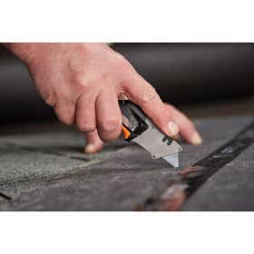 Строительный складной нож со сменным лезвием Fiskars CarbonMax 1027224 (артикул 16494073) – фото 6
