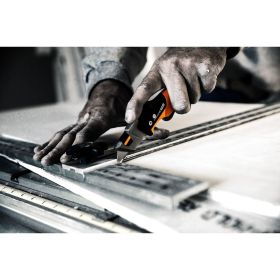 Строительный складной нож со сменным лезвием Fiskars CarbonMax 1027224 (артикул 16494073) – фото 4