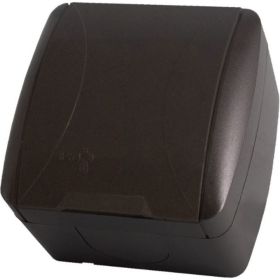 Розетка TDM 2П+3 открытой установки IP54 16А с крышкой шоколад Селигер SQ1818-0213 (артикул 16533958) – фото 1