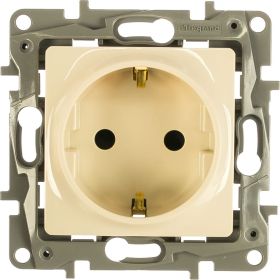 Механизм розетки Legrand 1-м СП Etika 2К+З 16 А защитные шторки с заземлением слоновая кость Leg 672322 (артикул 16120129) – фото 1