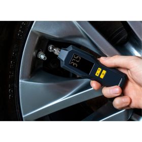 Цифровой программируемый манометр MICHELIN с фонариком 12294 (артикул 16095599) – фото 2